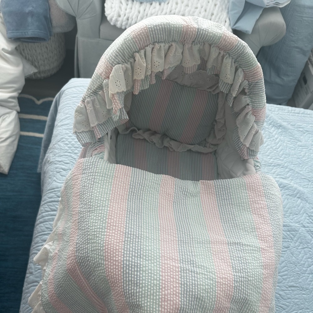 Authentic Lee Middleton bassinet. EUC!